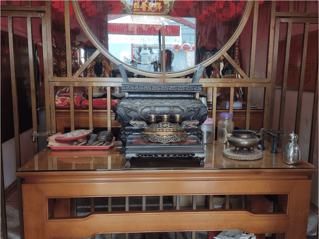 八卦柵欄前:香爐桌、香爐