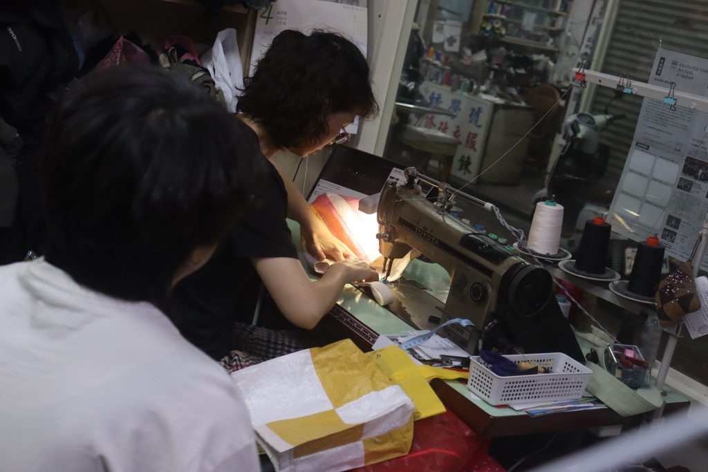 中央商場裁縫職人郭媽媽仔細修改包袋比例,提出修改意見-5