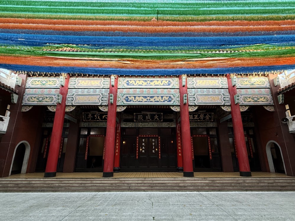 善修宮大成殿外觀，並懸有落成時官方贈匾