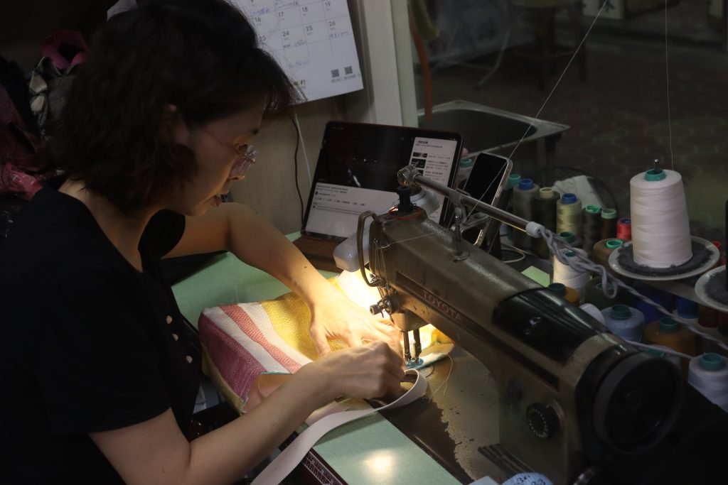 中央商場裁縫職人郭媽媽仔細修改包袋比例，提出修改意見-4