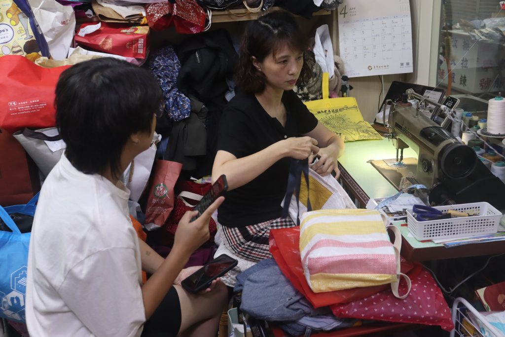 中央商場裁縫職人郭媽媽仔細修改包袋比例，提出修改意見-6