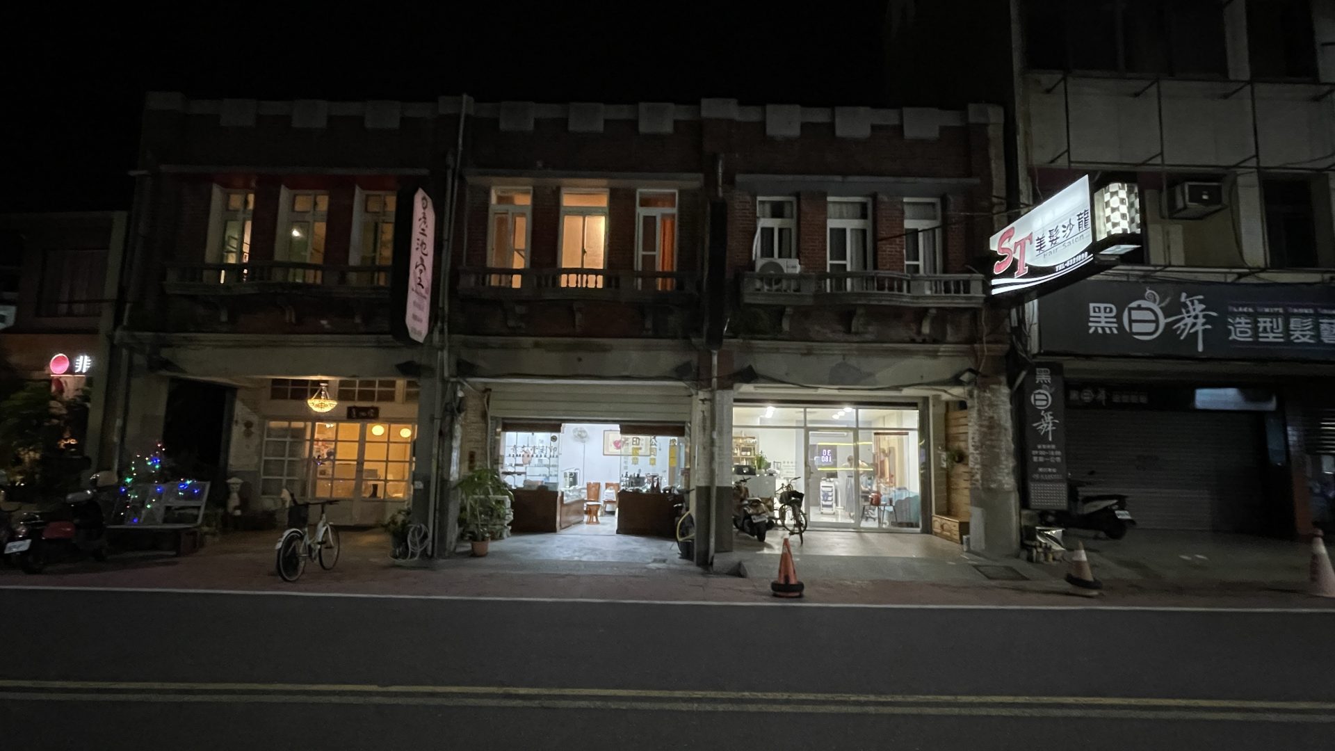 太平老街墨池堂、意文堂、美髮沙龍夜間照明