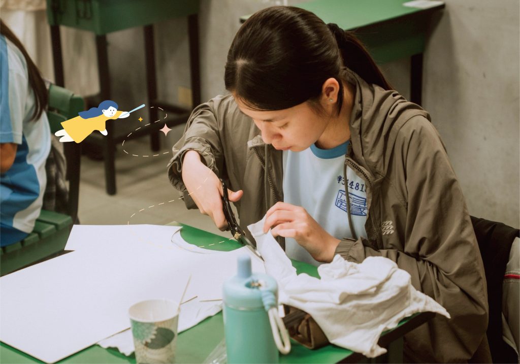 學生專注於拼布創作-1