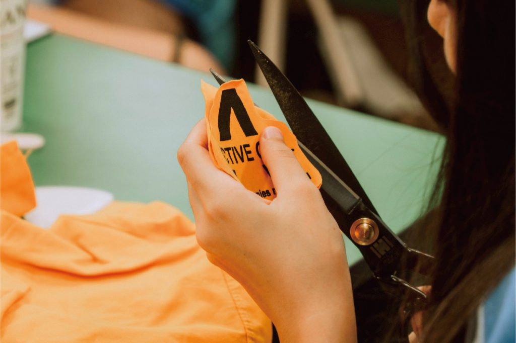 學生專注於拼布創作-3