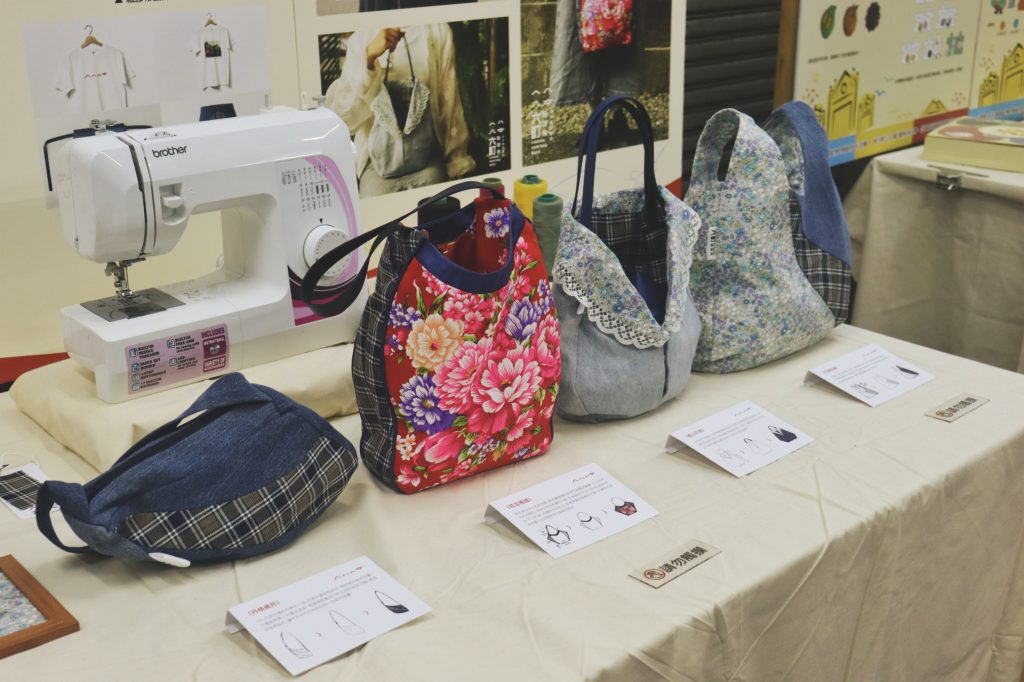 展場右側四款包袋設計陳列