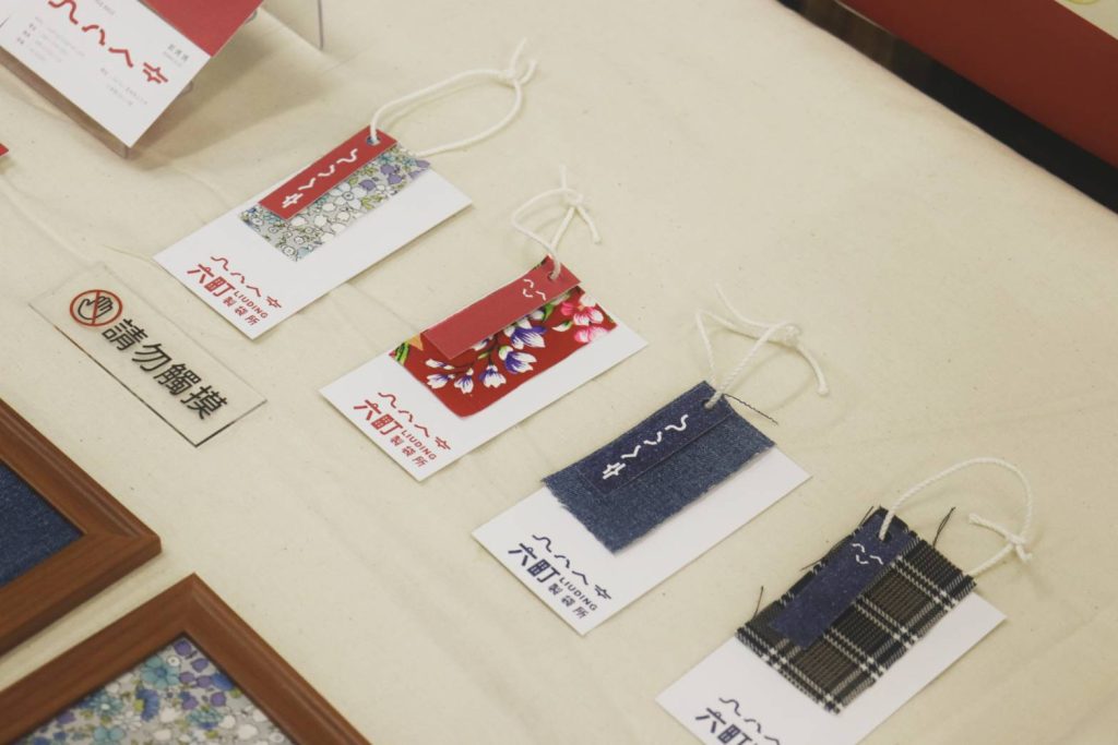 展場左側包袋吊牌設計