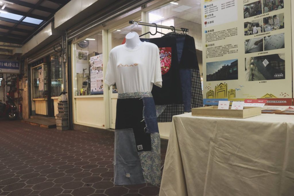 展場左側工作服與圍裙設計