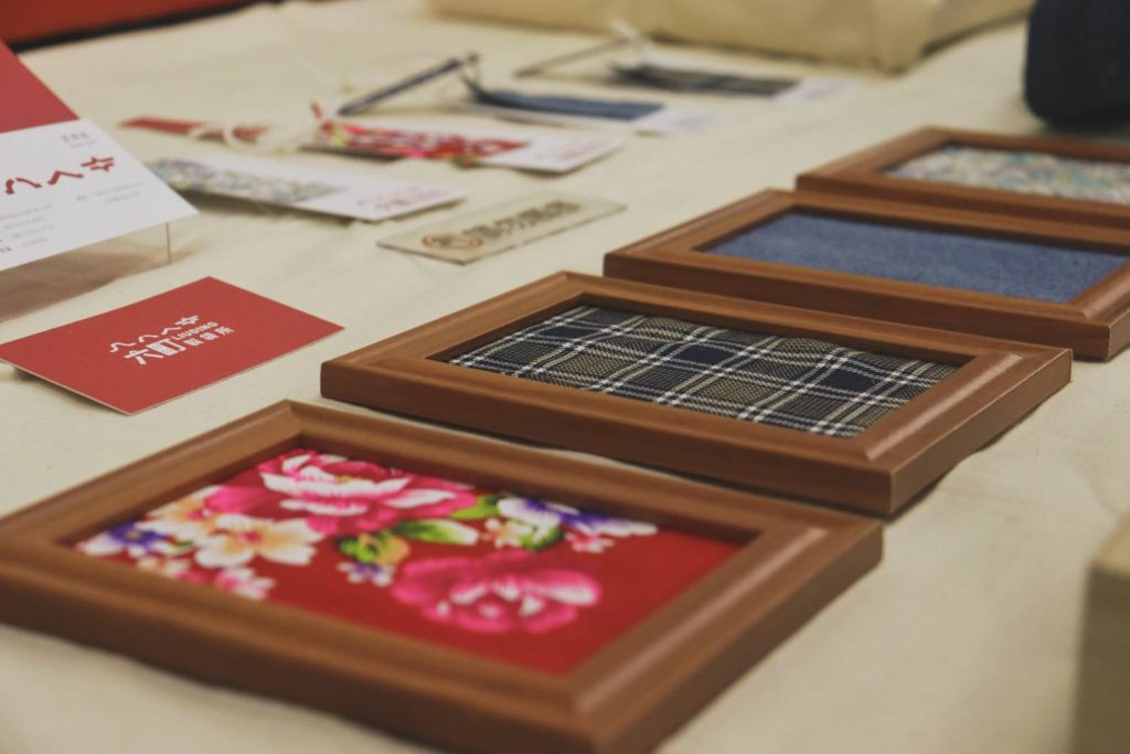 展場左側布料觸摸區