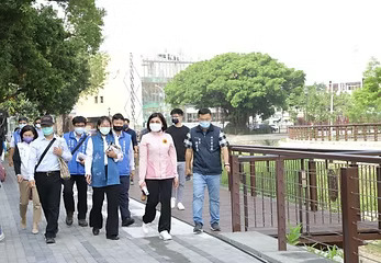 張麗善踏勘雲林溪掀蓋段水環境景觀工程。(來源：雲林縣政府)