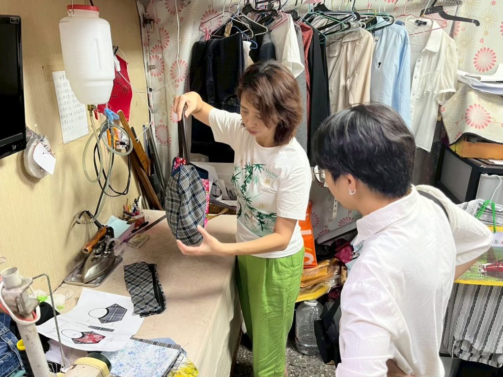 職人向團隊展示包袋縫起樣子