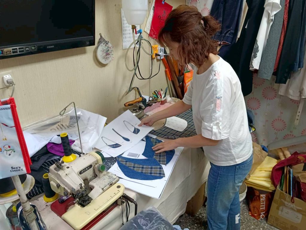 職人構思包袋的版型