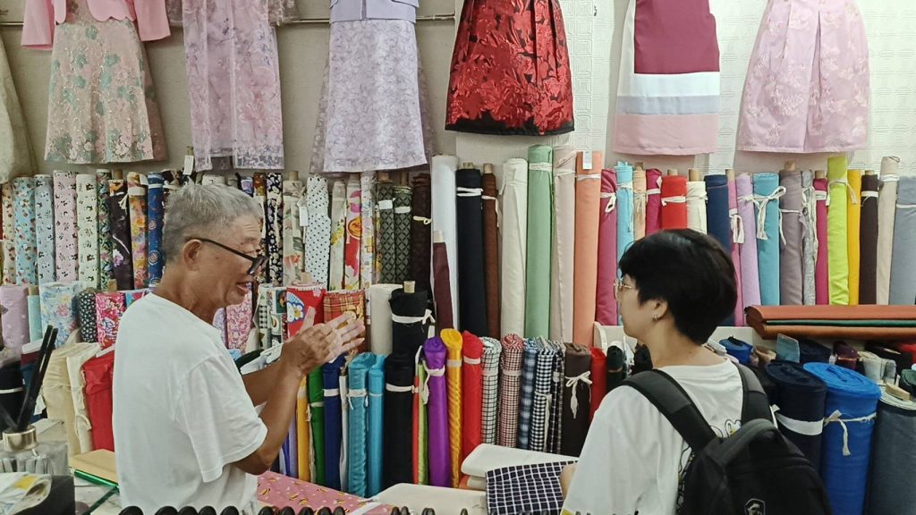 與女王布莊老闆確認布料年代性