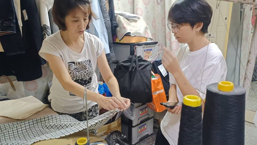 與裁縫職人討論布料材質