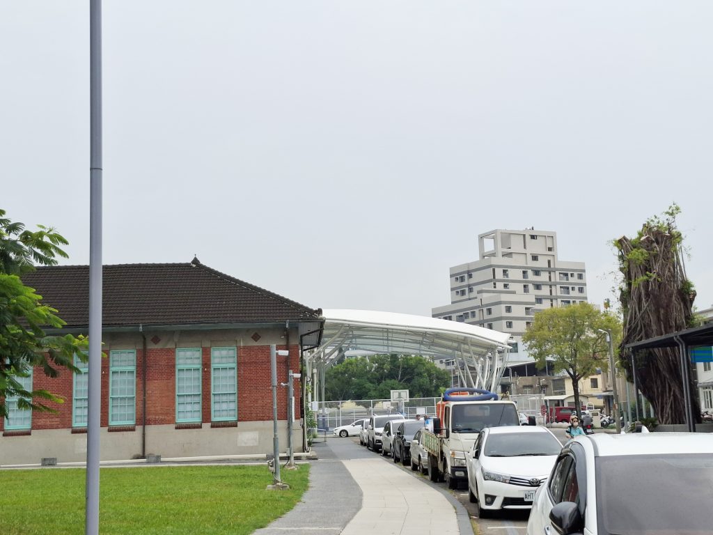 行啟記念館後方風雨球場破壞天際線