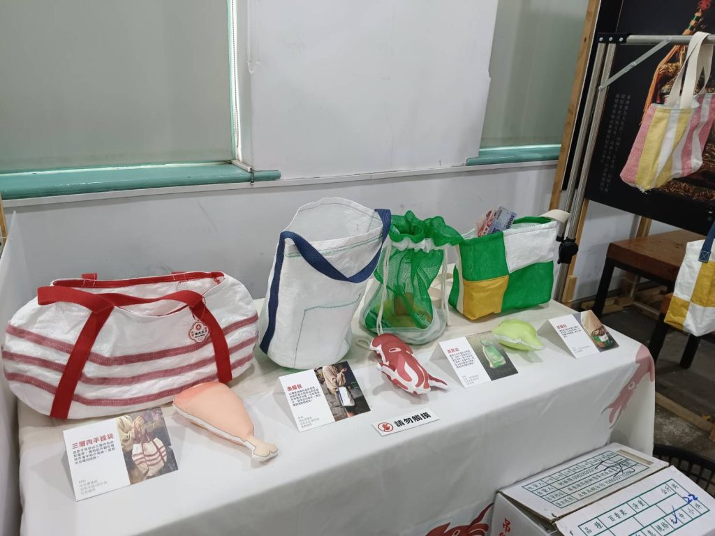 設計的系列包款由左至右，分別為三層肉手提袋、漁籠包、束果袋、拼棚包